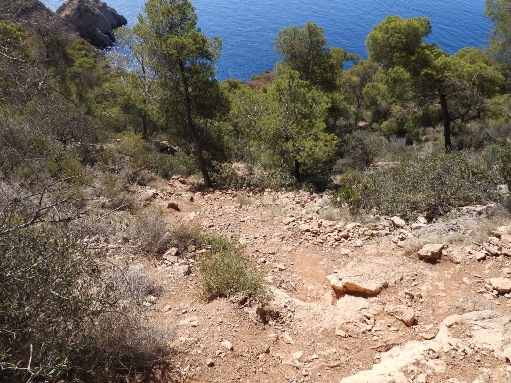 El empinado sendero que baja desde la torre de Cap Andritxol hacia el mar.