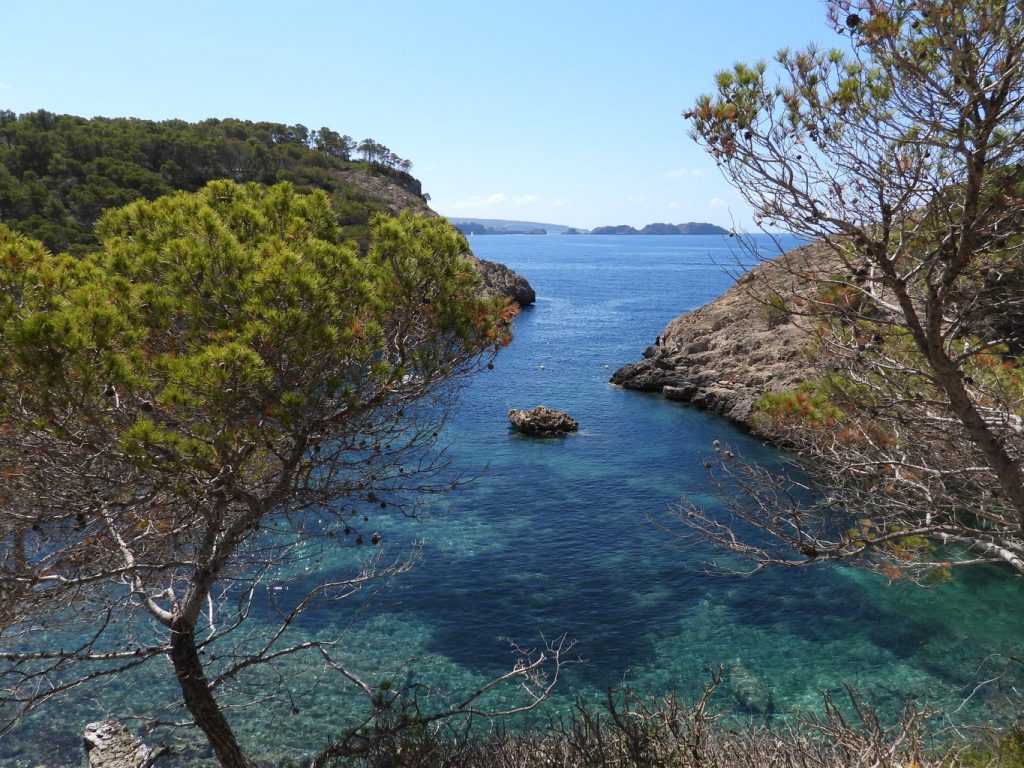 Entrada al Caló d'en Monjo y las islas Malgrats al fondo.