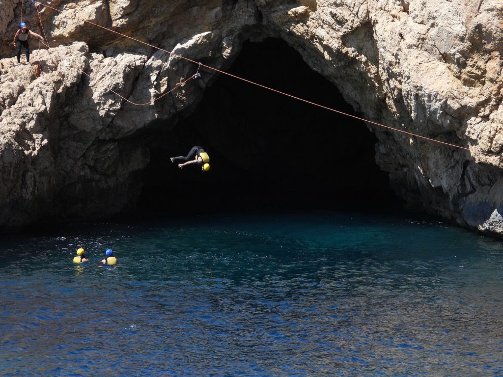 Cueva de Sa Pesquera en el Caló d'en Monjo.