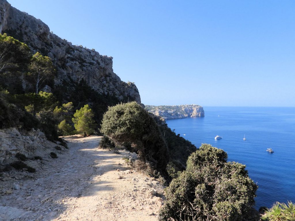 Camino de descenso hacia cala Egos